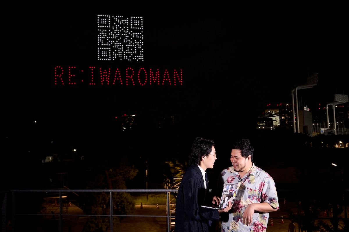 くるまが操作する演出で、単独ライブのチケットサイトにつながるQRコードが浮かぶ