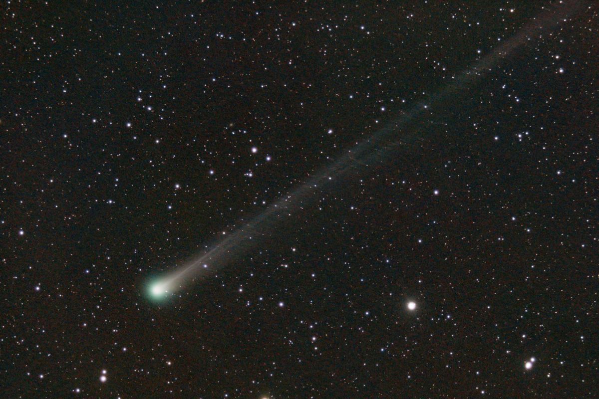 2025年10月2日に撮影したレモン彗星（C/2025 A6）。太陽に近づいたことで明るさを増し、長く伸びた美しい尾はカメラフレームの外まで続いている（Dimitrios Katevainis, CC BY-SA 4.0 <https://creativecommons.org/licenses/by-sa/4.0>, via Wikimedia Commons）