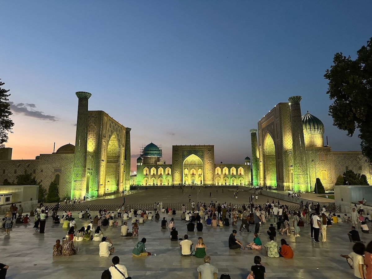  "青の都"サマルカンド一の観光名所、レギスタン広場