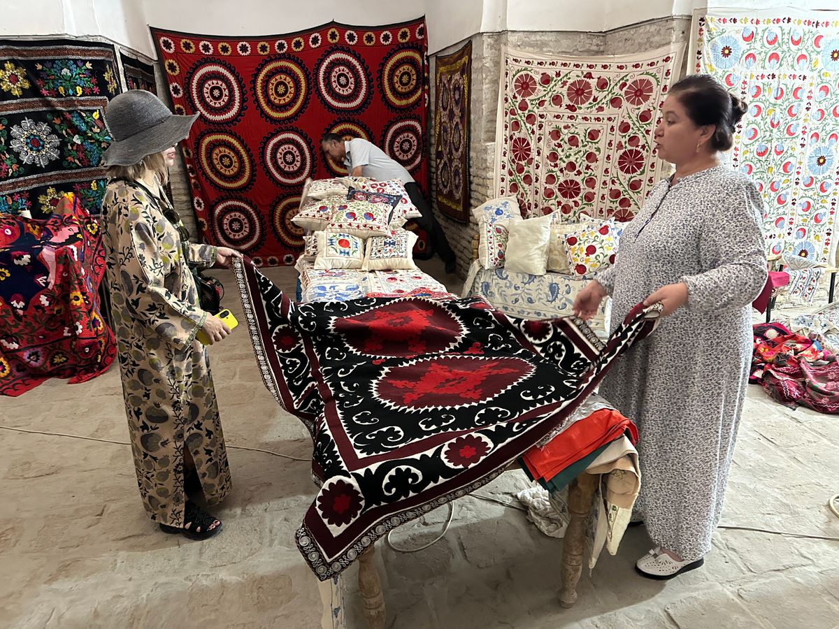 伝統刺繍スザニや絨毯は、お土産としても人気だ
