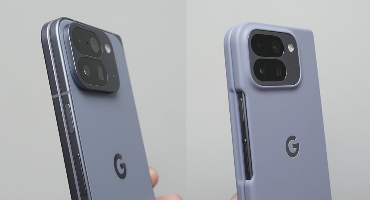 純正ケースを装着すると背面のカメラユニットの出っ張りが目立ちにくくなる