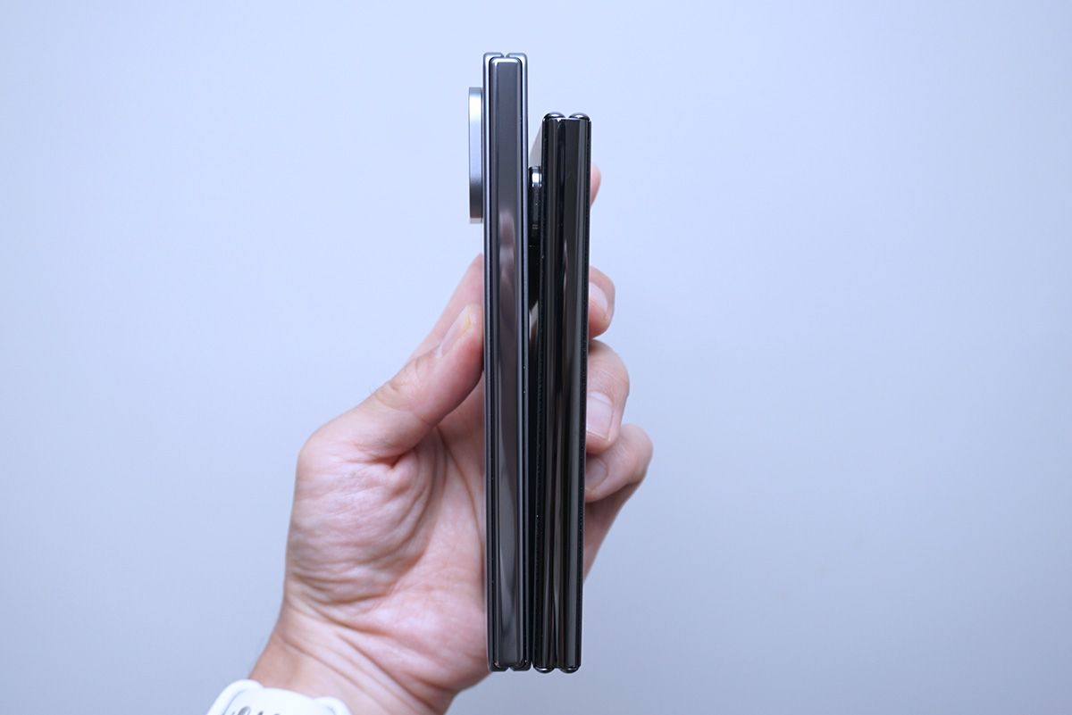 左が新製品。右側Google Pixel Foldの背面ヒンジが厚ぼったく感じられるほど、新しいFoldはデザインが洗練された