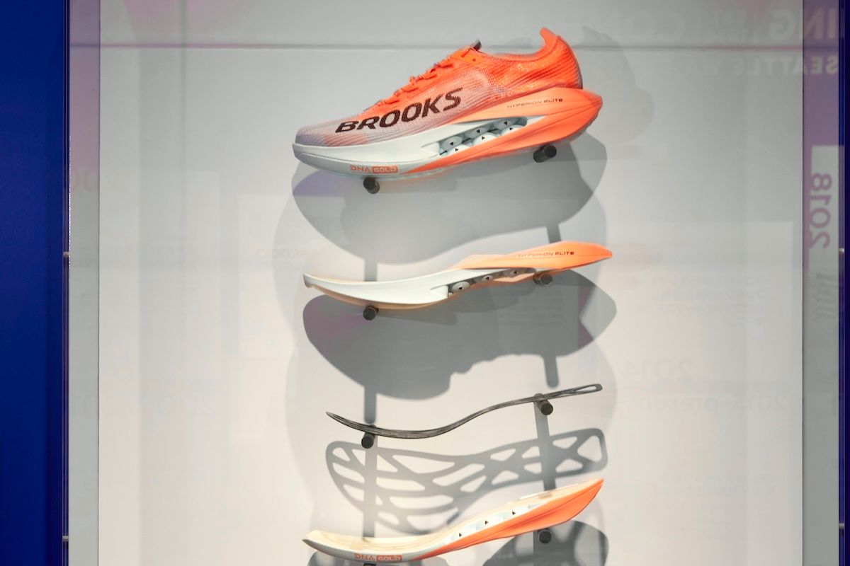 BROOKSの厚底は、軽量クッション、前方への体重移動を助ける反り上がり形状、カーボンプレートによる推進力、広い接地面で快適性を実現している。