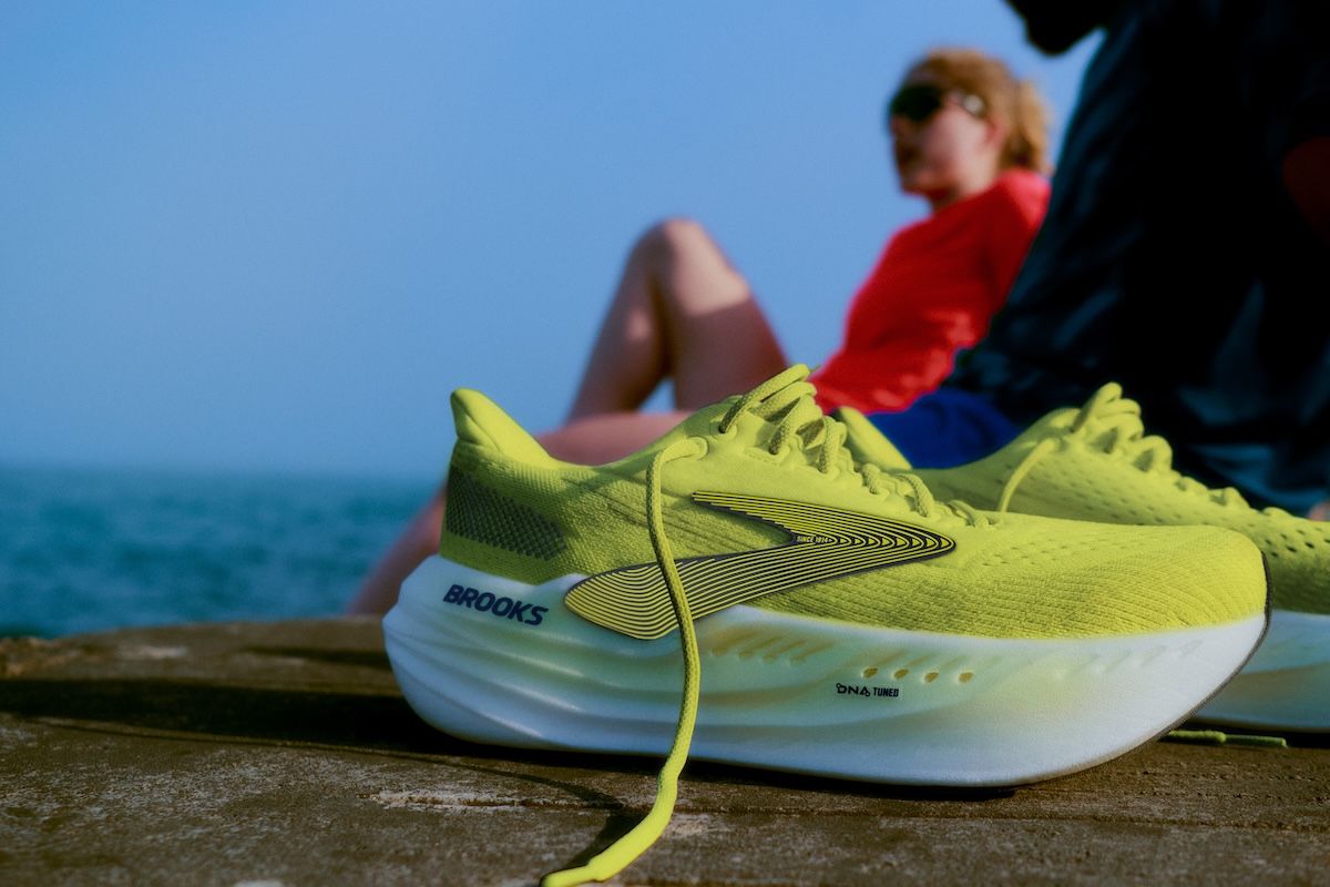 ダン・シェリダンがお気に入りのシューズとして挙げた「Glycerin MAX（グリセリンMAX）」。新素材「DNA Tuned」を前脚部に39mm、かかと部に45mm搭載しブランド史上最も厚いクッションで快適な履き心地を実現している。