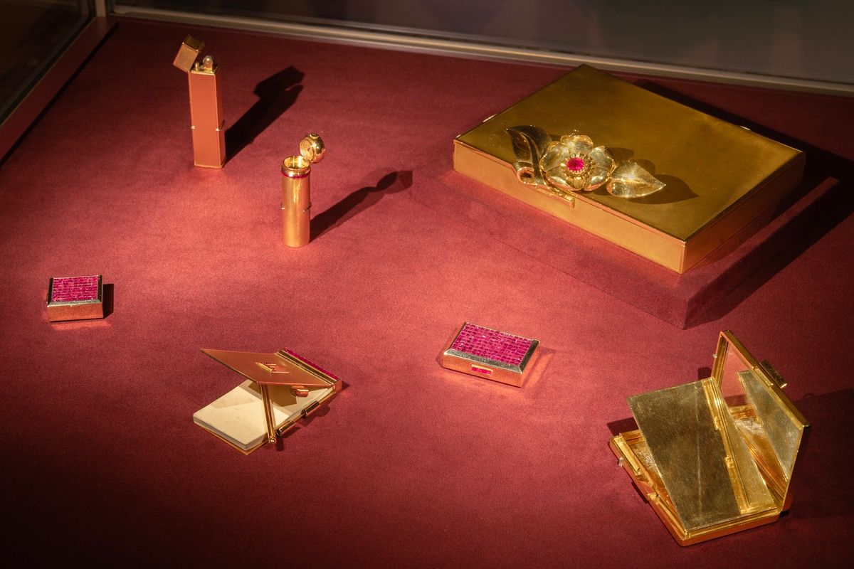 カメリア ミノディエール  1938年 イエローゴールド、ミステリーセット ルビー、ルビー (c)Van Cleef & Arpels