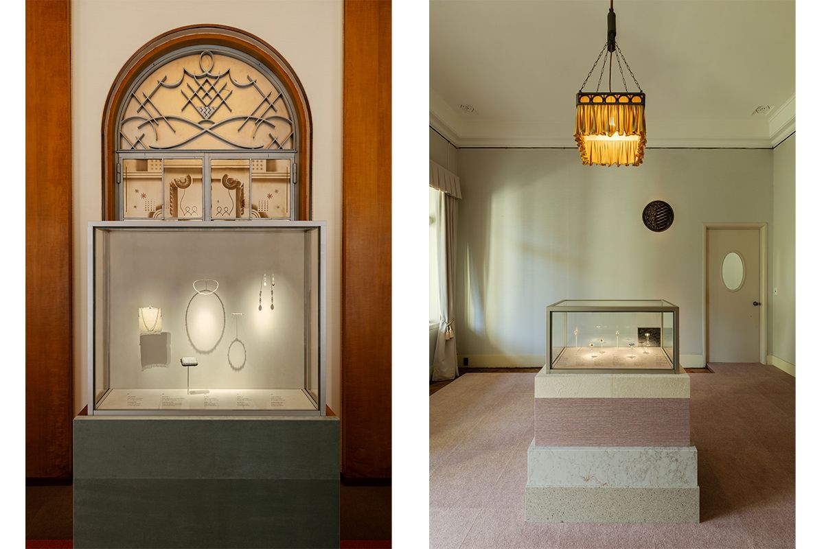 会場風景 東京都庭園美術館 本館 殿下居間（左）、本館　妃殿下寝室 (c)Van Cleef & Arpels