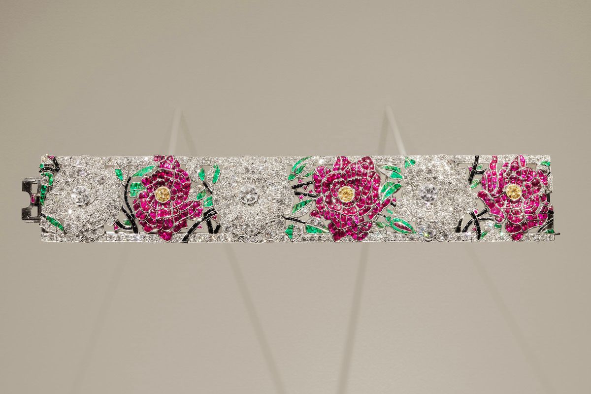 絡み合う花々、赤と白のローズ ブレスレット　1924年　プラチナ、エメラルド、ルビー、オニキス、イエローダイヤモンド、ダイヤモンド (c)Van Cleef & Arpels