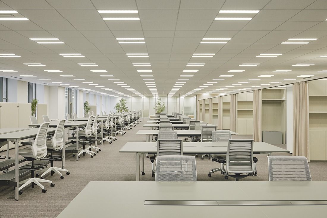 SAKUMAESHIMAが手がける、余白を生かした菱熱工業（東京・品川）の新オフィス。オフィス を1フロアに集約し、デスク間隔を2,100mmに設定。ゆとりあるレイアウトを実現した。（写真提供／ ＿Masaaki Inoue, BOUILLON）