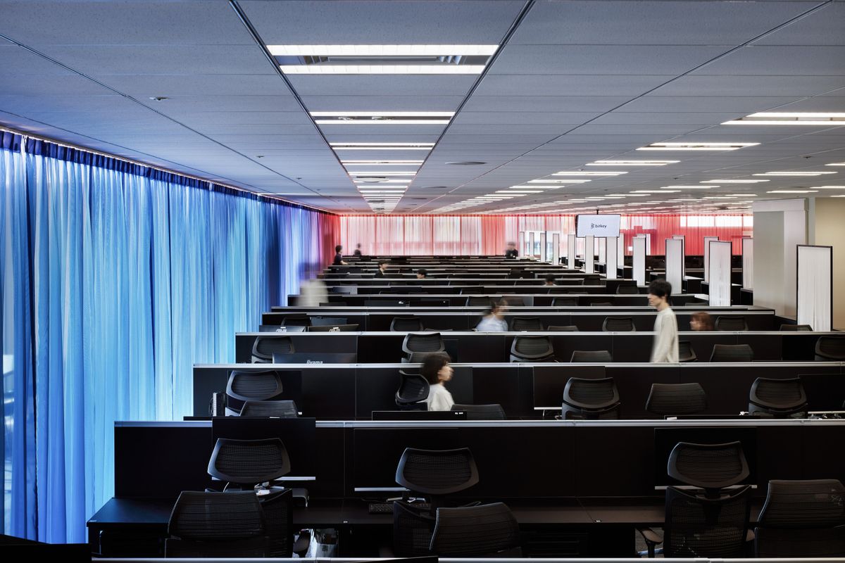 CANUCHによるビットキー本社オフィス（東京・京橋）では、動 線にサービスカラーの大カーテンを配置。ブランドを印象づけながら、心地よい空間転換を生む。