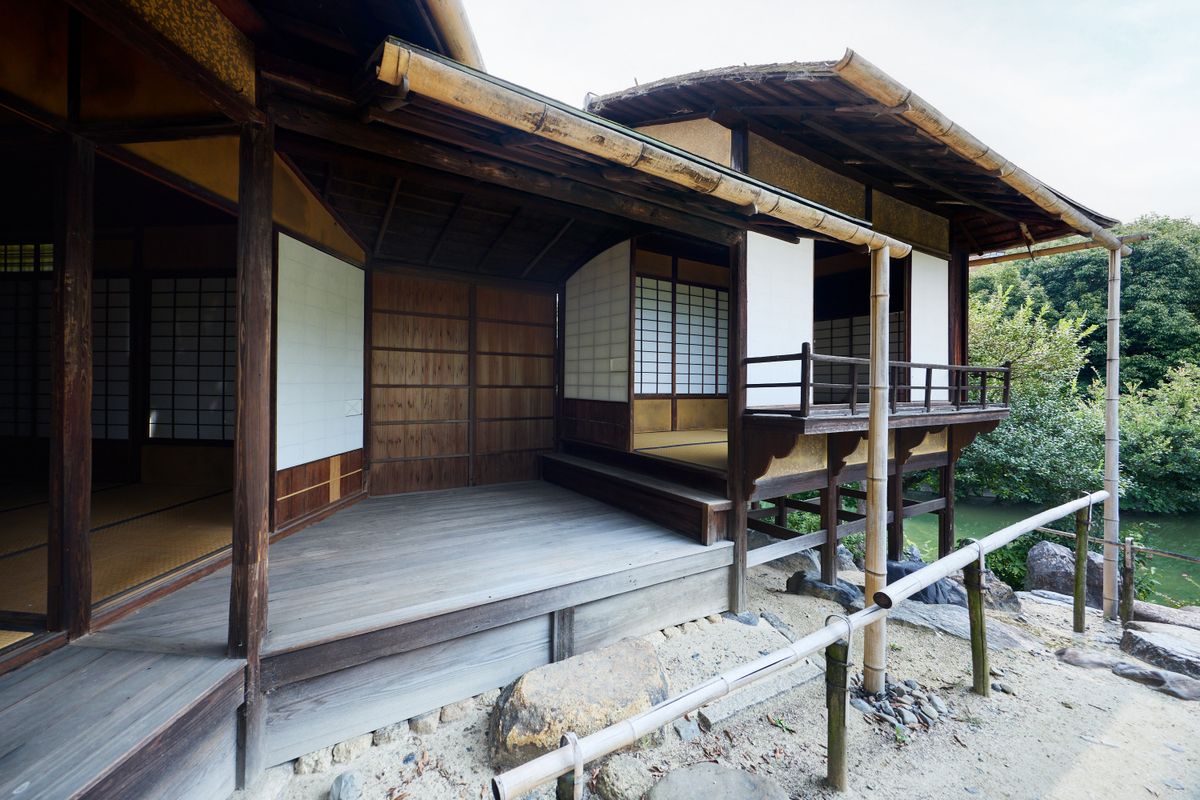 渉成園での作品展示場所となっている、縮遠亭（しゅくえんてい）。1884年頃に再建された、十三景の印月池に浮かぶ北大島に建てられた茶室。西側入口の土間から南端から斜めにかけて三畳敷の上段の間が連結され、上段は床を高く支えた舞台造りになっている。