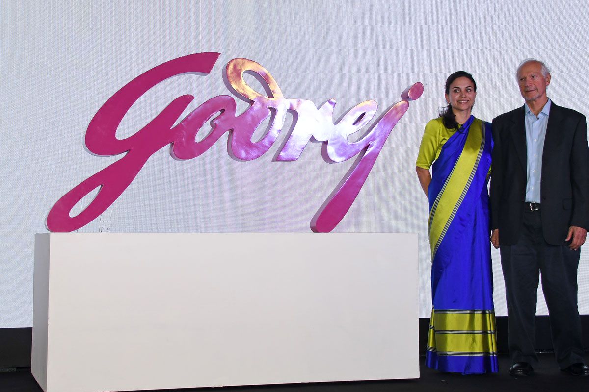 2024年11月、ゴドレジ・エンタープライゼス・グループの刷新されたブランドロゴ発表イベントにて、ニリカ・ホルカルとジャムシード・ゴドレジ（Photo by Ashish Vaishnav/SOPA Images/LightRocket via Getty Images）
