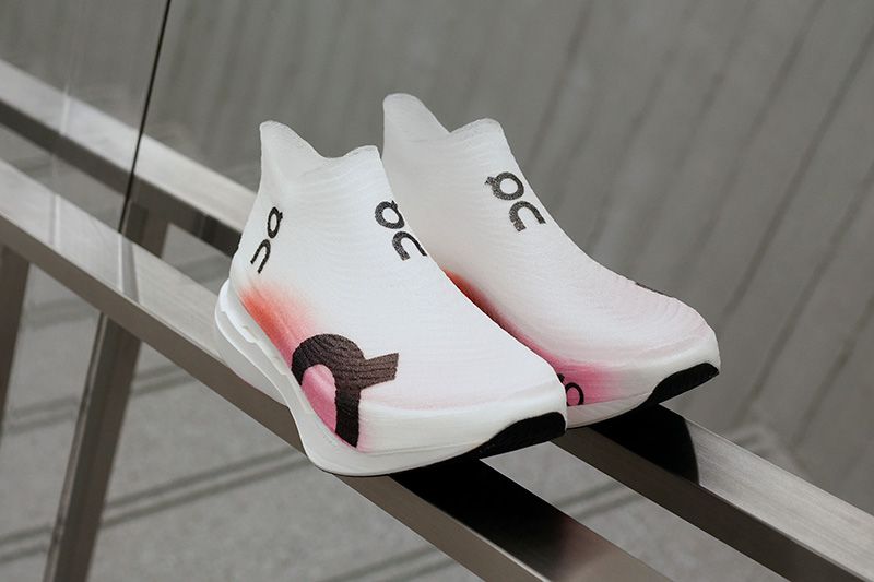 Cloudboom Strike LSは、LightSpray™製のシームレスなアッパーがシューレース不要の快適なフィット感を提供。片足約170g（26.5cm）、40,000円。