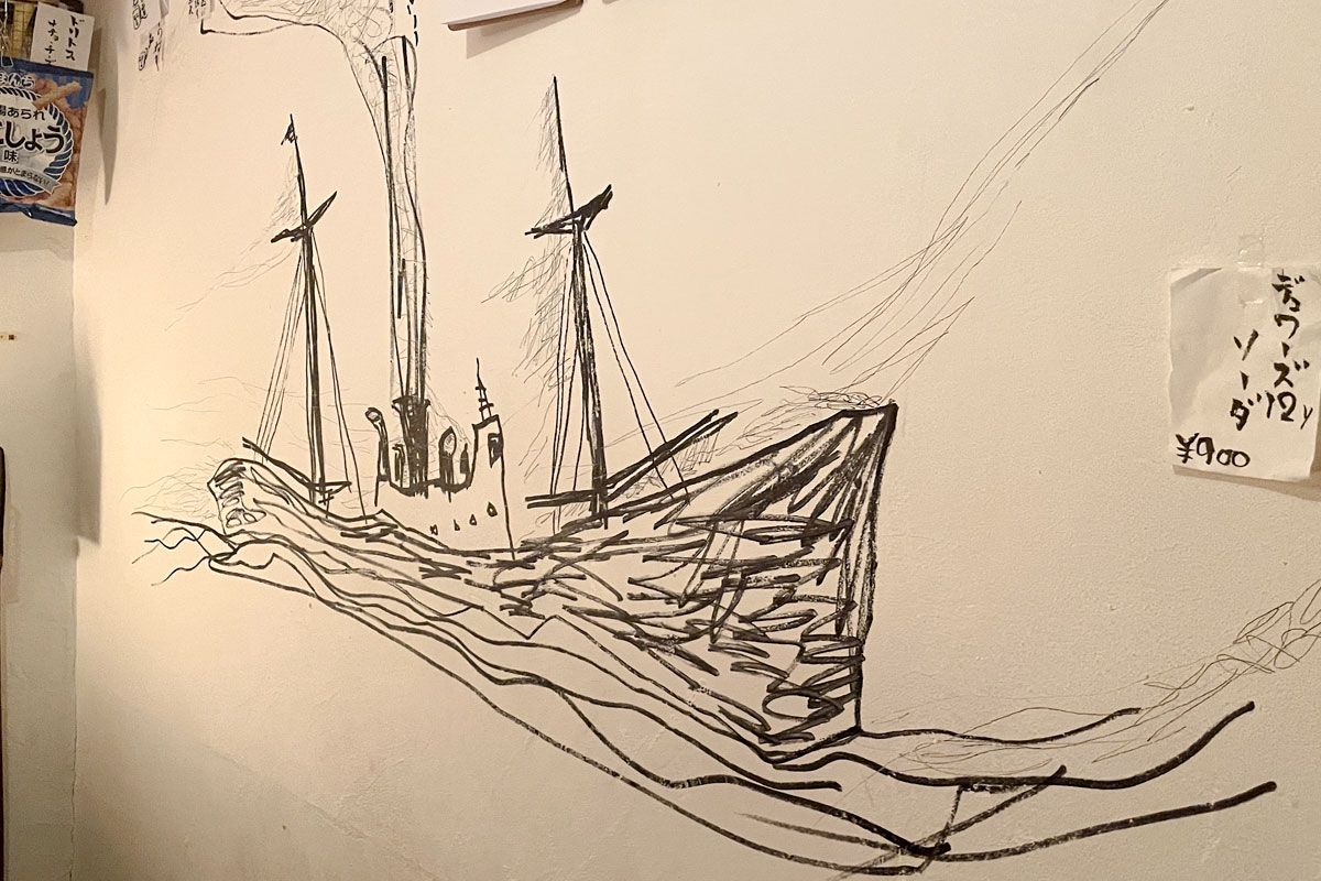 門司港の立ち飲みカフェバーcafuné coffee standにある壁画。「最初マジックで描いて、後日ボールペンで書き足したんですよ」と教えてくれたのは店を預かるアツシさん