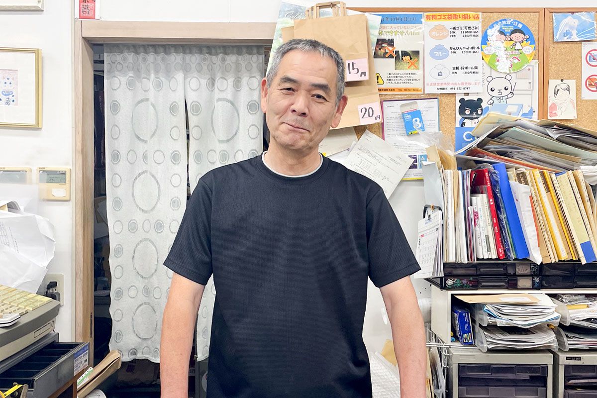九州画材の藤井一郎さん。お店は小倉駅からすぐ近くの京町にある