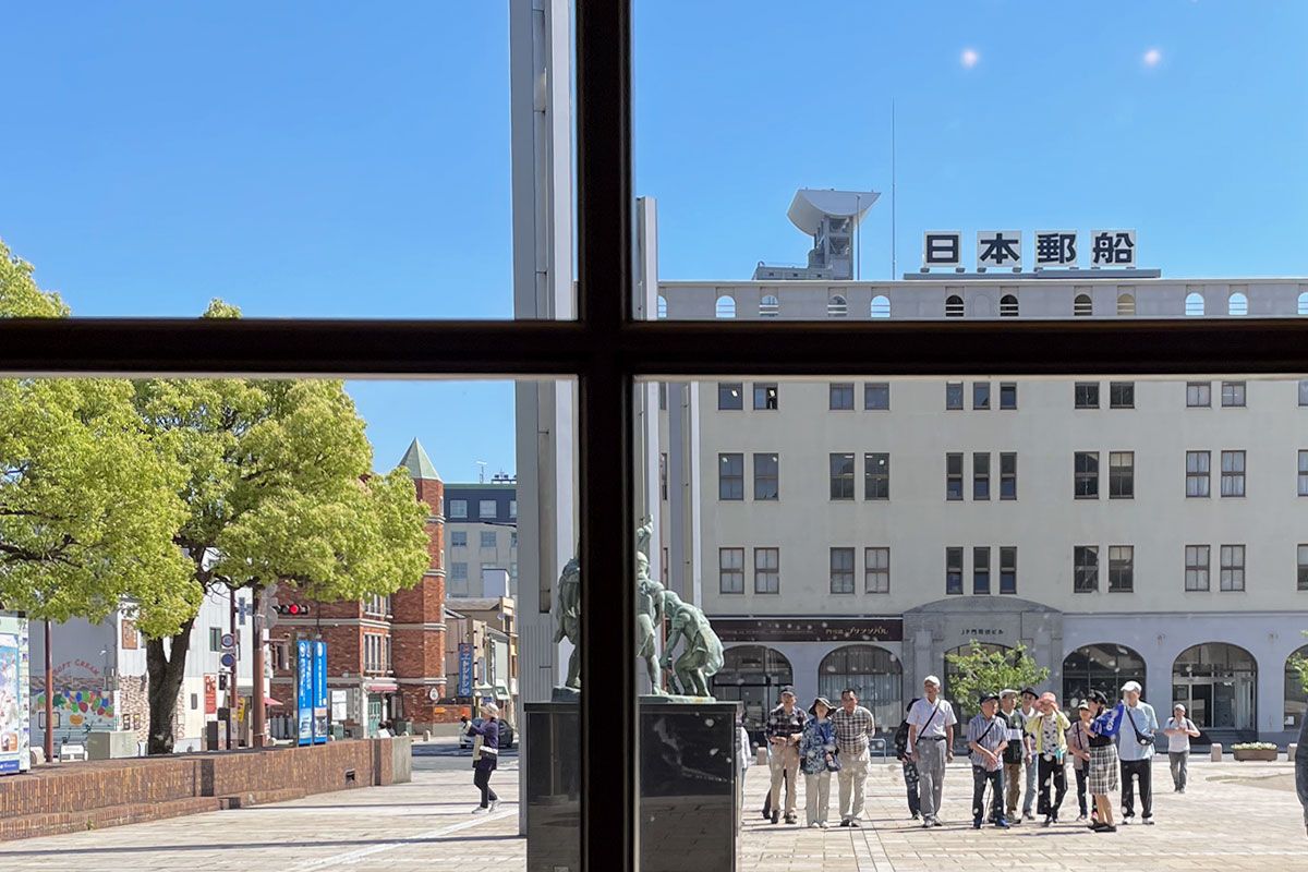 門司港駅のカフェから。週末は多くの観光客で賑わう