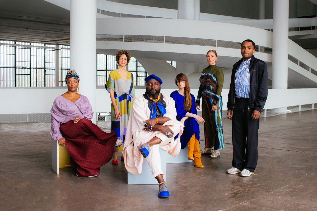 36bsp_equipe_conceitual (c) João Medeiros / Fundação Bienal de São Paulo.jpg  コンセプトチーム。左からケイナ・エレイソン、アリア・セブチ、ボナベンチュラ・ソー・べジェン・ンディクン、アナ・ロベルタ・ゲッツ、ヘンリエッタ・ガルス、チアゴ・ドゥ・パウラ・ソウザ。(c) João Medeiros /Fundação Bienal de São Paulo