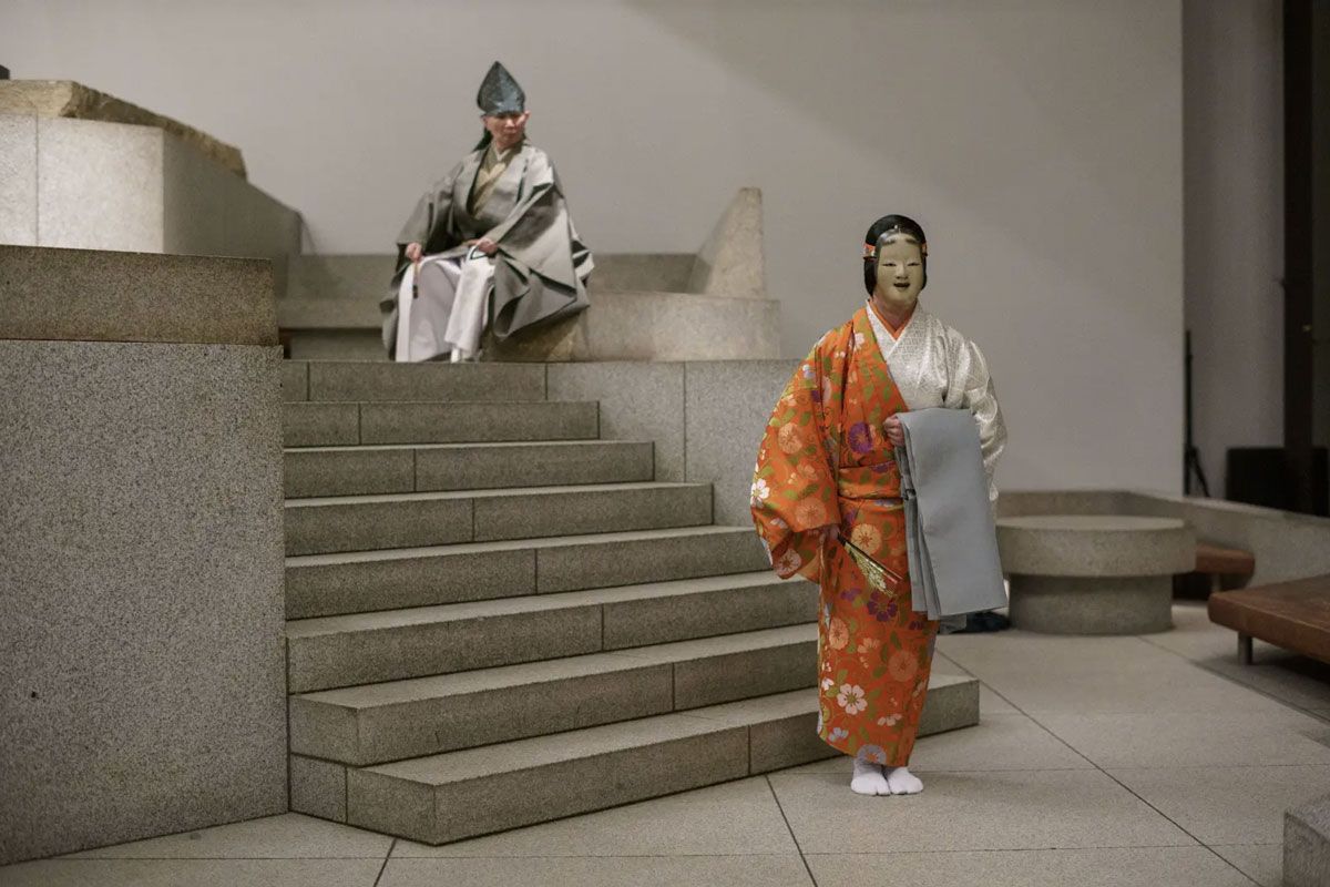 Registro de apresentação de Noh contemporâneo por Shiori Watanabe durante a quarta Invocação da 36ª Bienal de São Paulo – Nem todo viandante anda estradas – Da humanidade como prática no Sogetsu Kaikan, em Tóquio, Japão. 13/04/2025 (c) Naoki Takehisa / Fundação Bienal de São Paulo. 「不気味の谷」をテーマに東京で開催されたプレイベントでは「能」も取り入れられた。(c) Naoki Takehisa / Fundação Bienal de São Paulo.