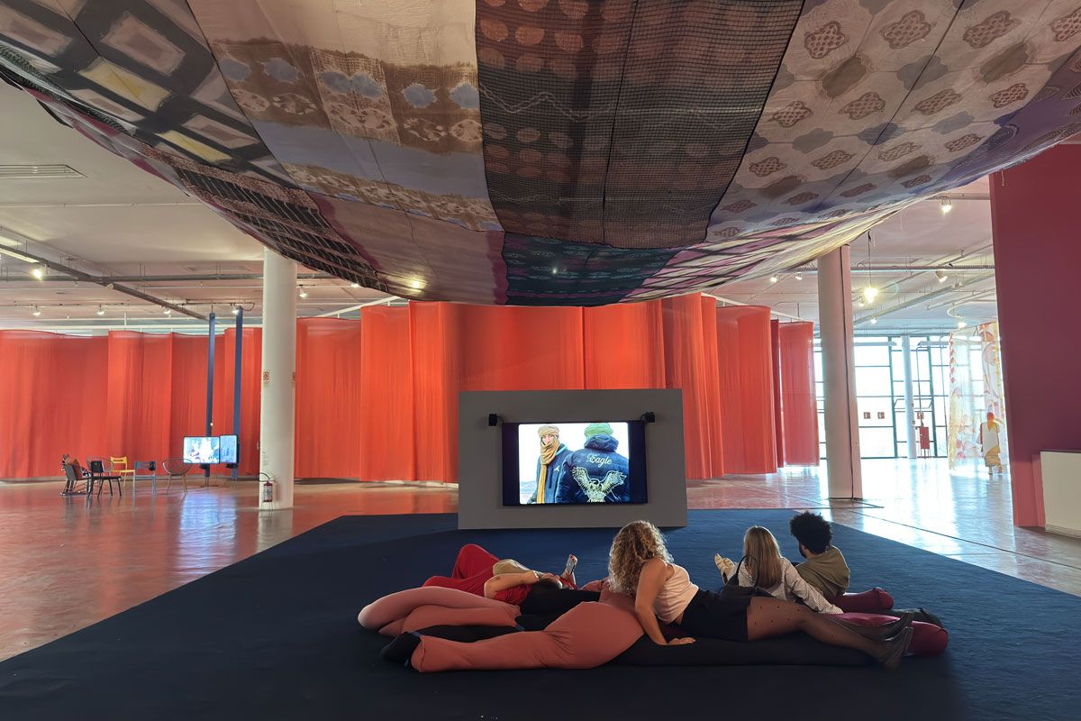 レイラ・イバは、アーカイブ要素としての映像や写真を、ナラティブの構築に取り入れる。