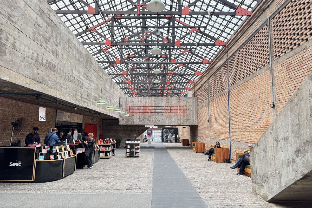 SESC館内にはアート作品やリナ・ボ・バルディがデザインした家具が並ぶ。 