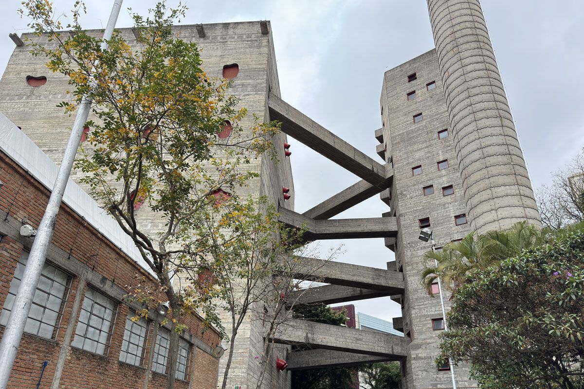 リナ・ボ・バルディがデザインし、旧工場敷地内に新たに建設されたスポーツ施設。ユニークな形状の窓は市民のデッサンをもとにしたもの。