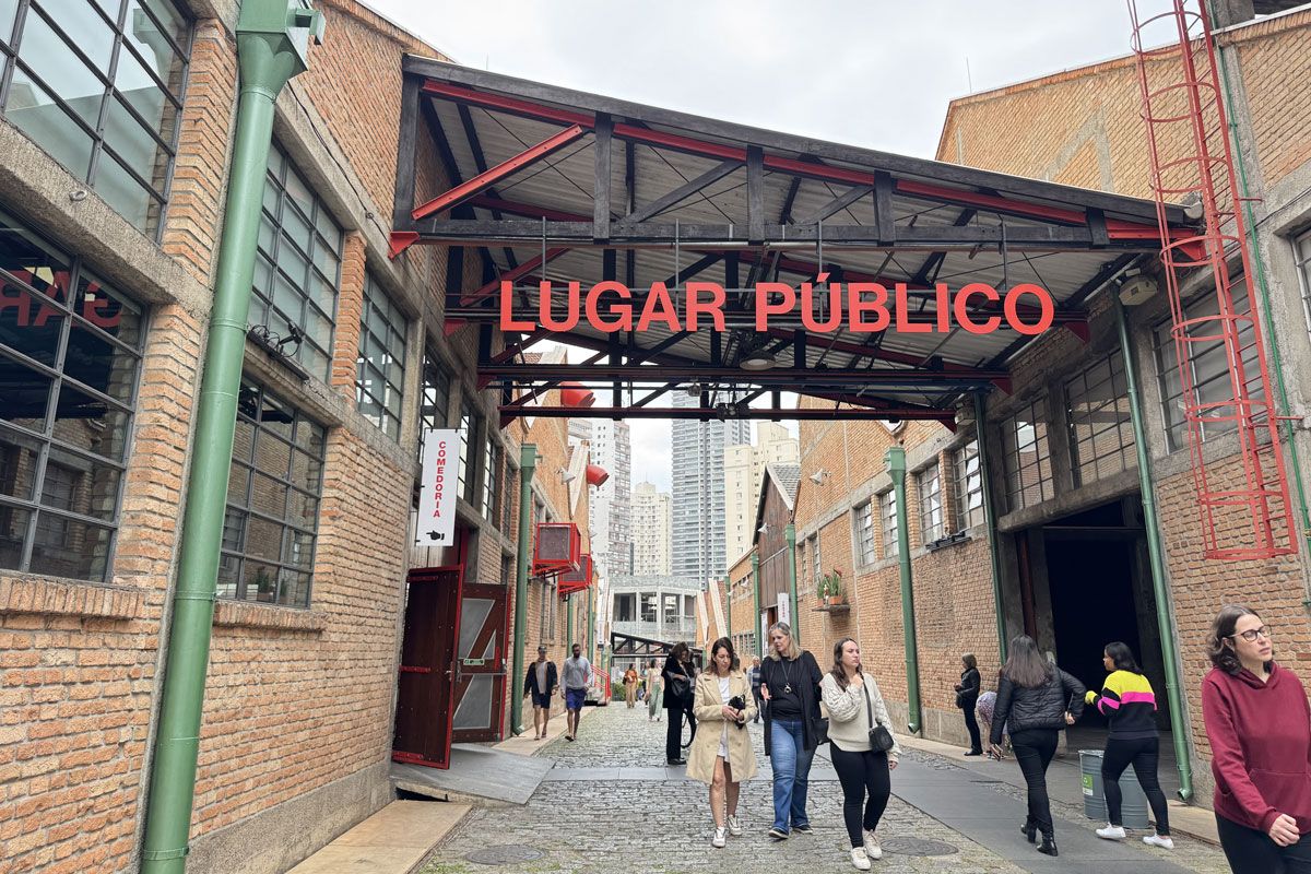 スペインのビジュアルアーティスト、アントニ・ムンタダス（Antoni Muntadas）の作品が掲げられた敷地内の道。「公共の場」というメッセージには誰でも歓迎するというSESCの姿勢が表れている。