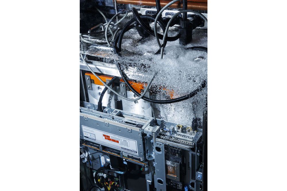 2024年11月に開設された、千葉県野田市にあるData Center Trial Field。データセンターの効率性向上のための最適な冷水温度・流量を探る検証や、実機導入のための保守作業員のトレーニングを行う。写真は本文冒頭に触れている液浸冷却装置。