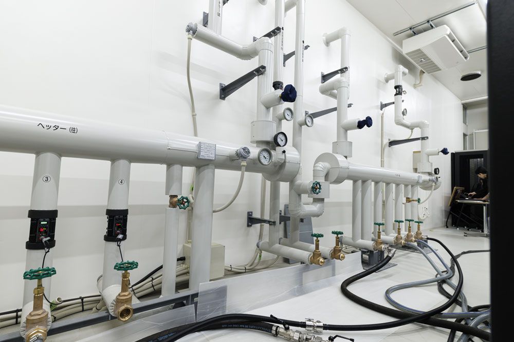 チルドタワーとサーバーをつなぐ配管。冷却水が流れる配管はバルブによる止水機能が付いており、取り付け・取り外し時の漏水を防げる。