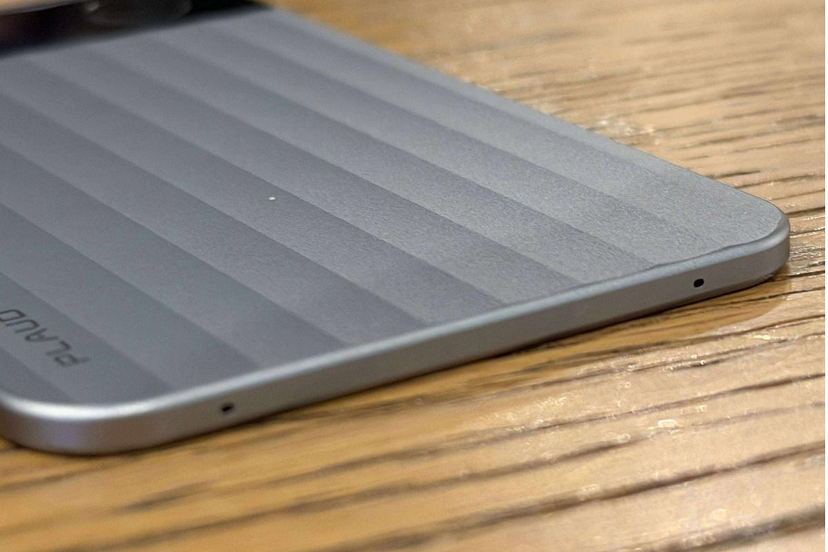 Plaud Note Proになり下の端に、マイク穴が二つ追加された