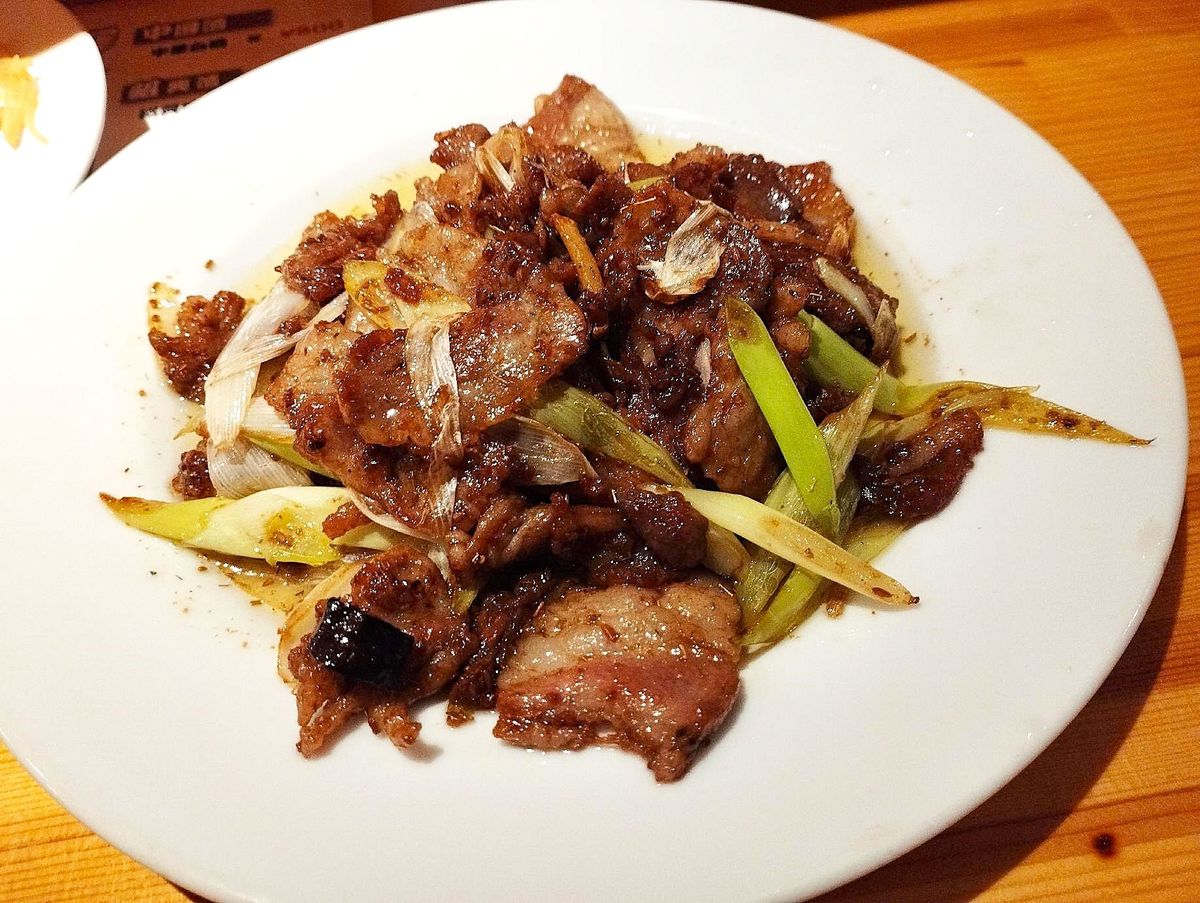 中国の北方地方で広く食べられている羊肉のクミン炒め（孜然羊肉）