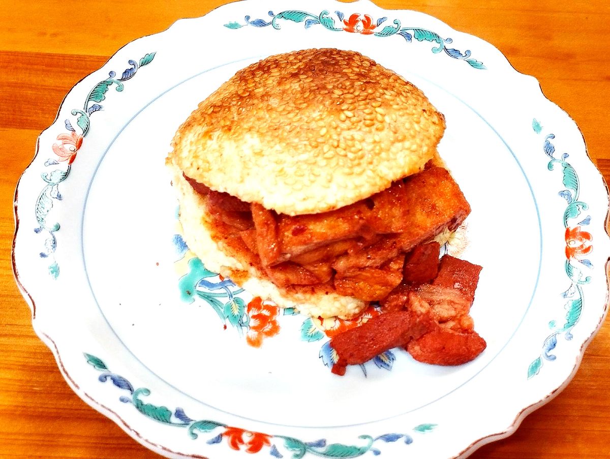 福清料理といえば、甘く味つけされた煮豚や干し豆腐などを具にした「光餅夾（グアンビンジア）」（鳳味居）が定番