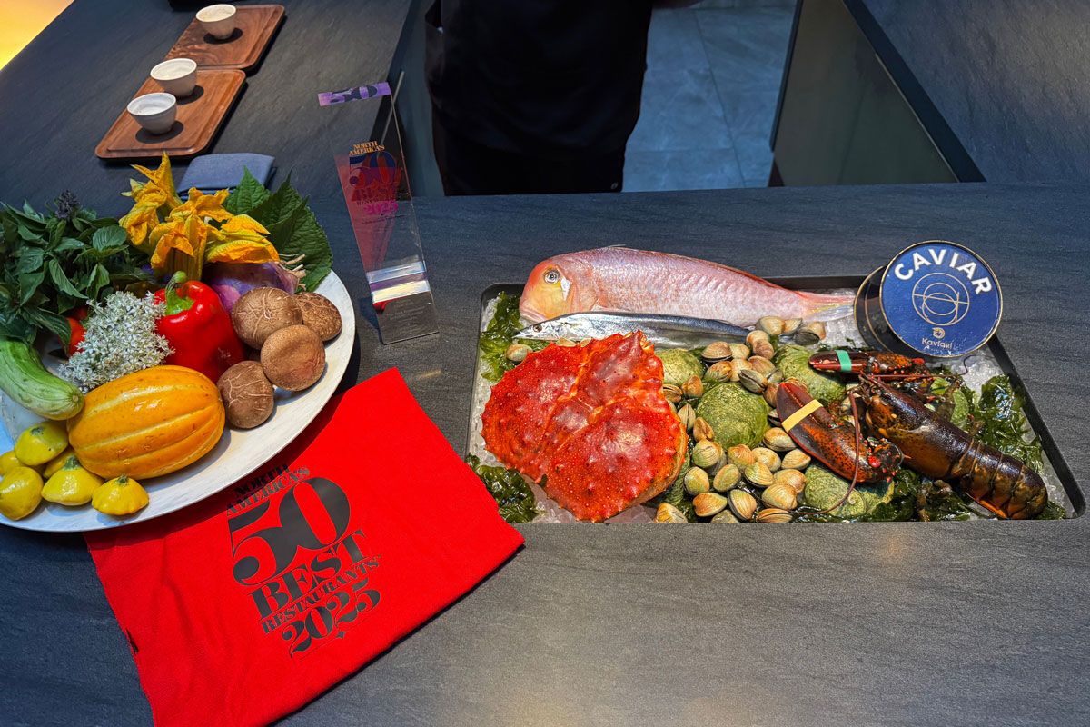 アトミックスでは見事な食材のプレゼンテーションと共にトロフィーが飾られていた