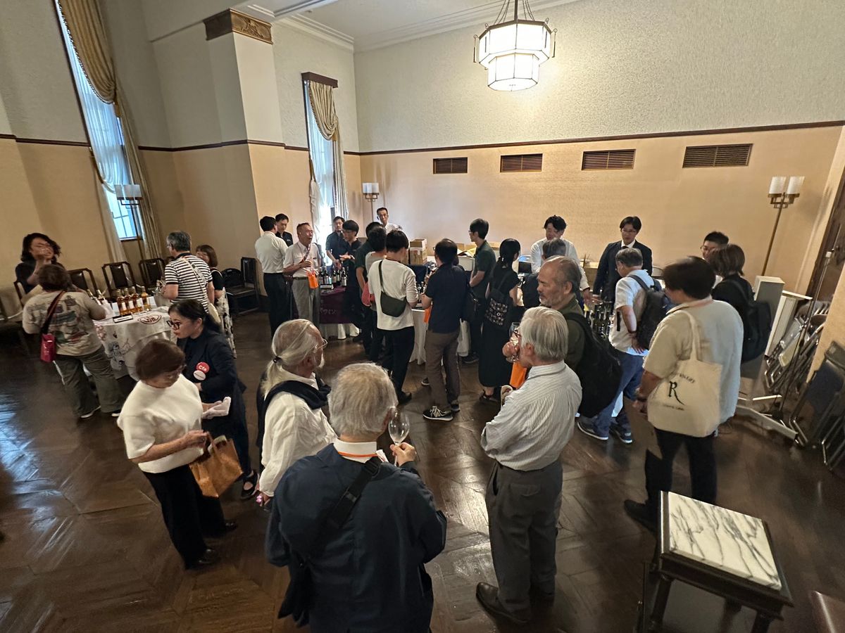 全国から愛好家が集まり、造り手と交流しながらワインを楽しめる