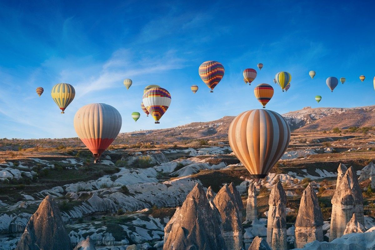 カッパドキアに浮かぶ気球（Shutterstock.com）