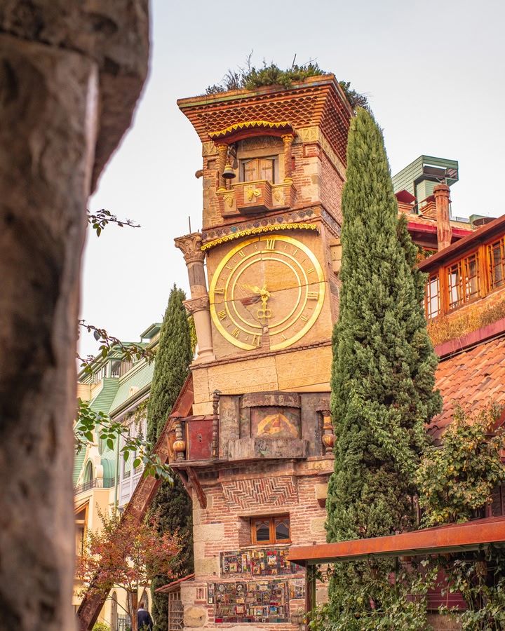 ジョージアの首都トビリシ（スカイスキャナー提供）