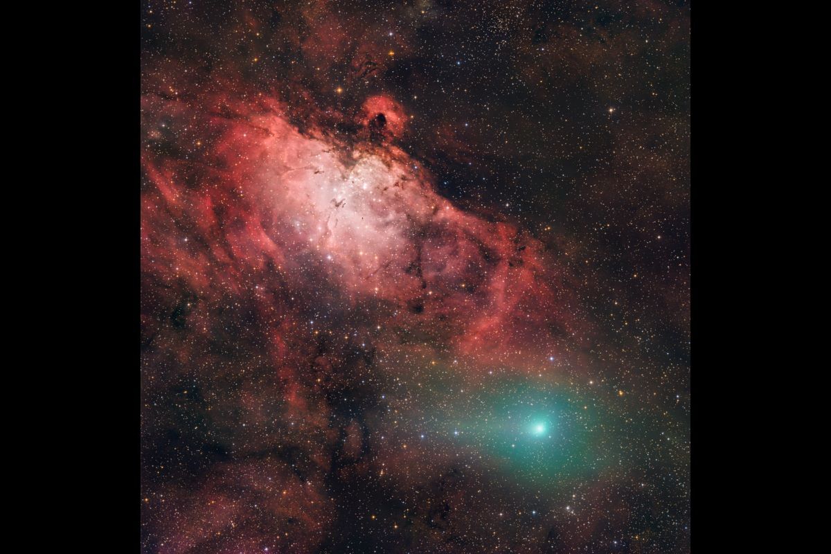 10月17日宵に撮影した、わし星雲（M16）と「スワン彗星（C/2025 R2）」（Chuck Ayoub, CC0, via Wikimedia Commons）