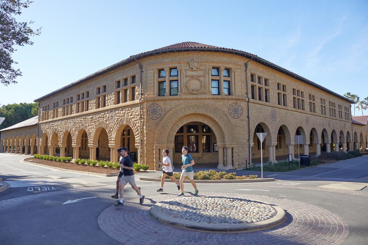 プロゴルファーのタイガー・ウッズやテニス選手のジョン・マッケンローもスタンフォードの卒業生。