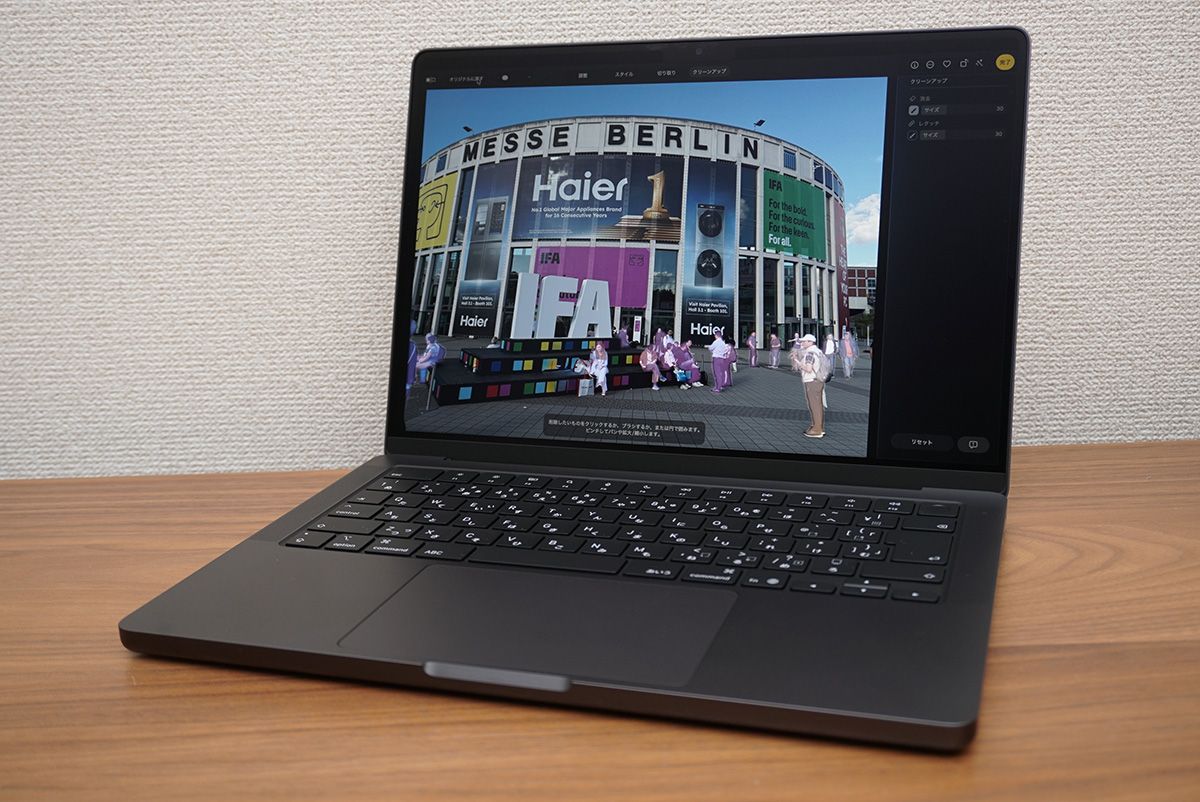 M5搭載MacBook Proの「写真」アプリのクリーンアップ機能を試した。写り込んでいる人物全体を自動選択が精度してから、消したい人物を一人ずつ選択して消す際のスピードも新しいMacBook Proの方が速かった