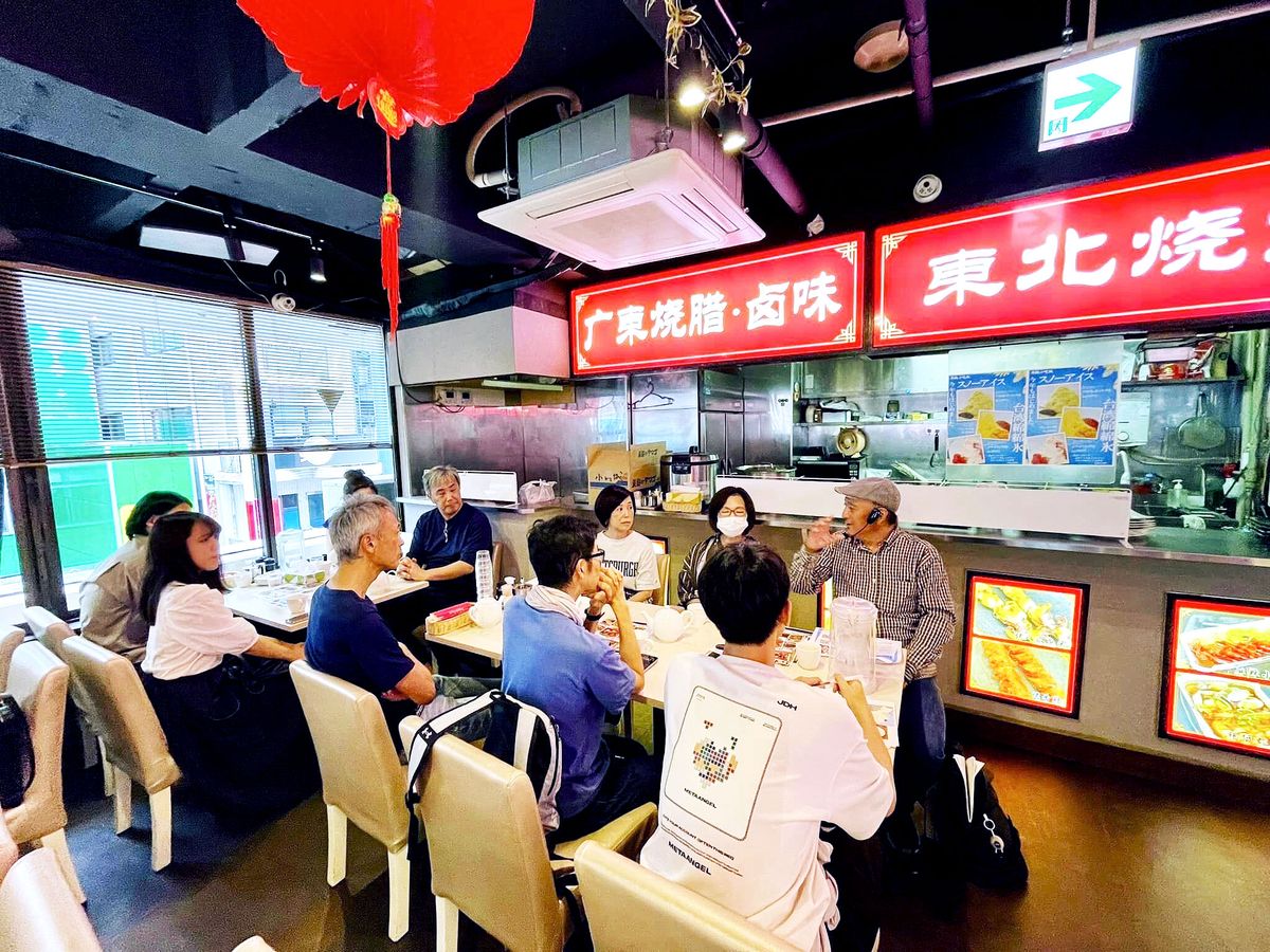 筆者が取材で打ち合わせの場としてよく使う「沸騰小吃城」は、街歩きツアーでも休憩タイムで利用。池袋がガチ中華の街になったあらましを参加者にお話することにしている