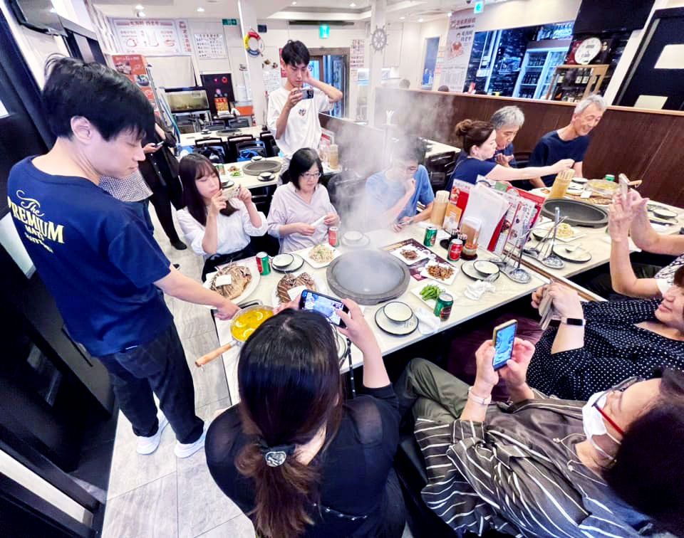 「池袋<ガチ中華>街歩きツアー」のあとは、参加者有志と池袋のガチ中華の店で打ち上げをする（「ムーさんの蒸鍋館」にて）