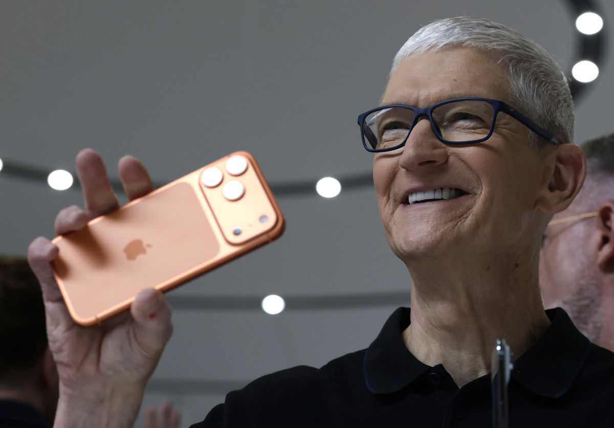iPhone17販売好調でアップル株が上昇、マイクロソフトを抜き時価総額が