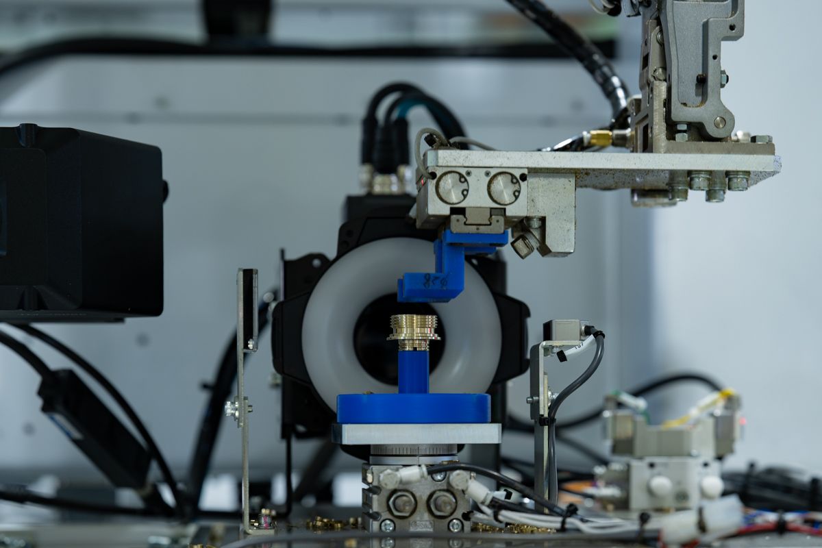 24時間365日稼働する住宅向け金属加工製品製造システム。