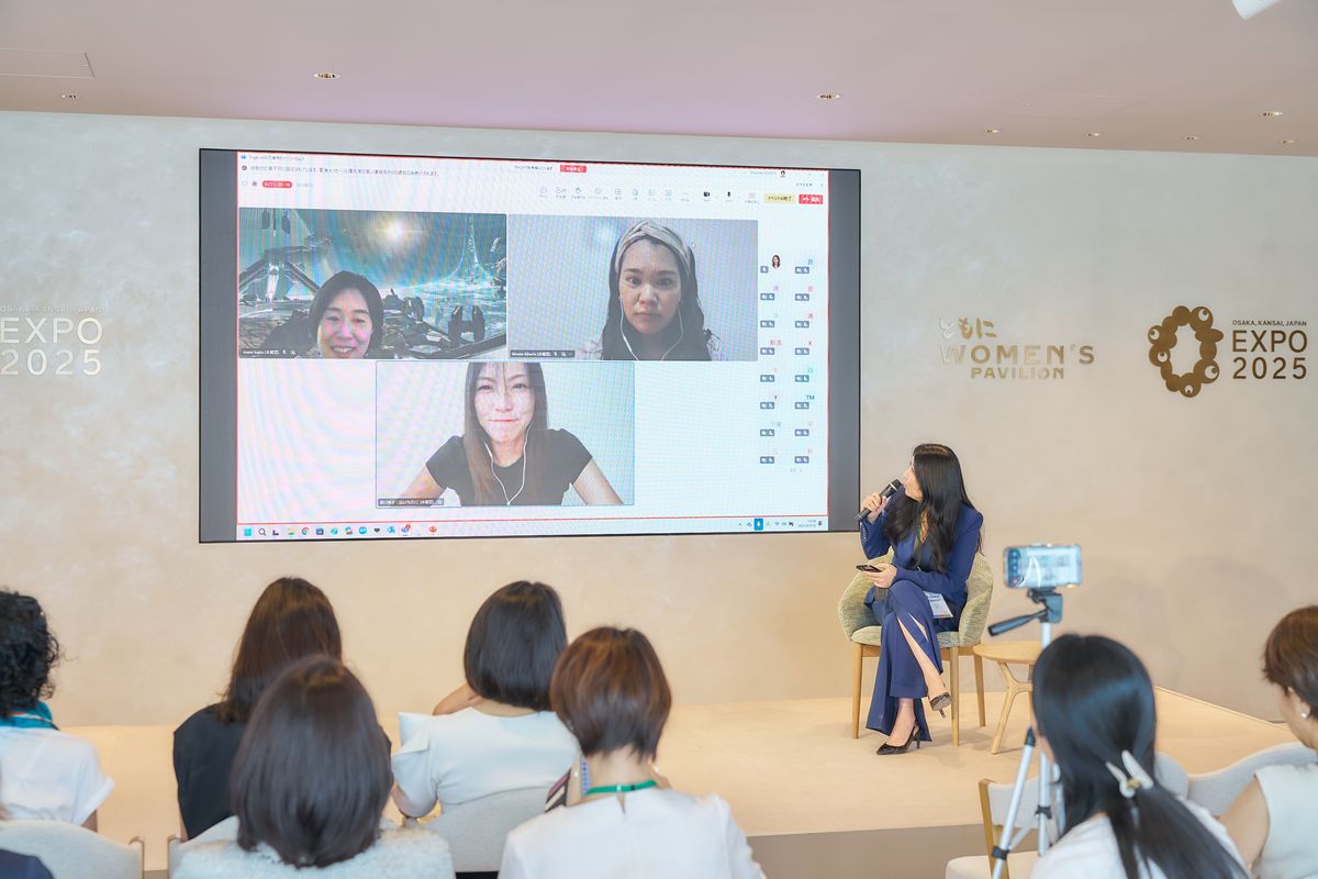 南米とアフリカ、大阪の会場をオンラインでつないで行われた特別セッション。スピーカーは画面左上からシンギュラー・パータベーションズの梶田真実氏、ボーダレス ブルキナファソの原口瑛子氏、ボーダレス タンザニアの菊池モアナ氏（提供：Toget-HER）