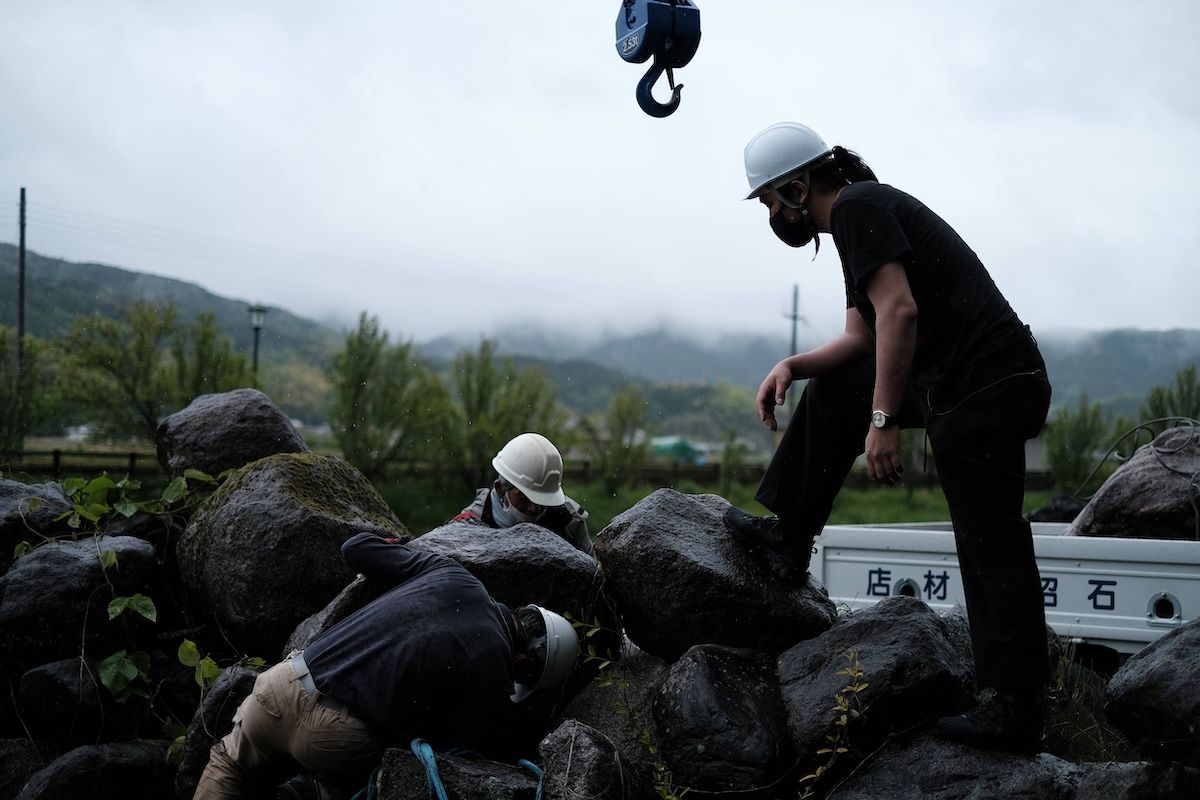 巨石を探索する様子。設計やデザインはもとより、素材の目利きにも自ら足を運ぶ建築家は数少ない。