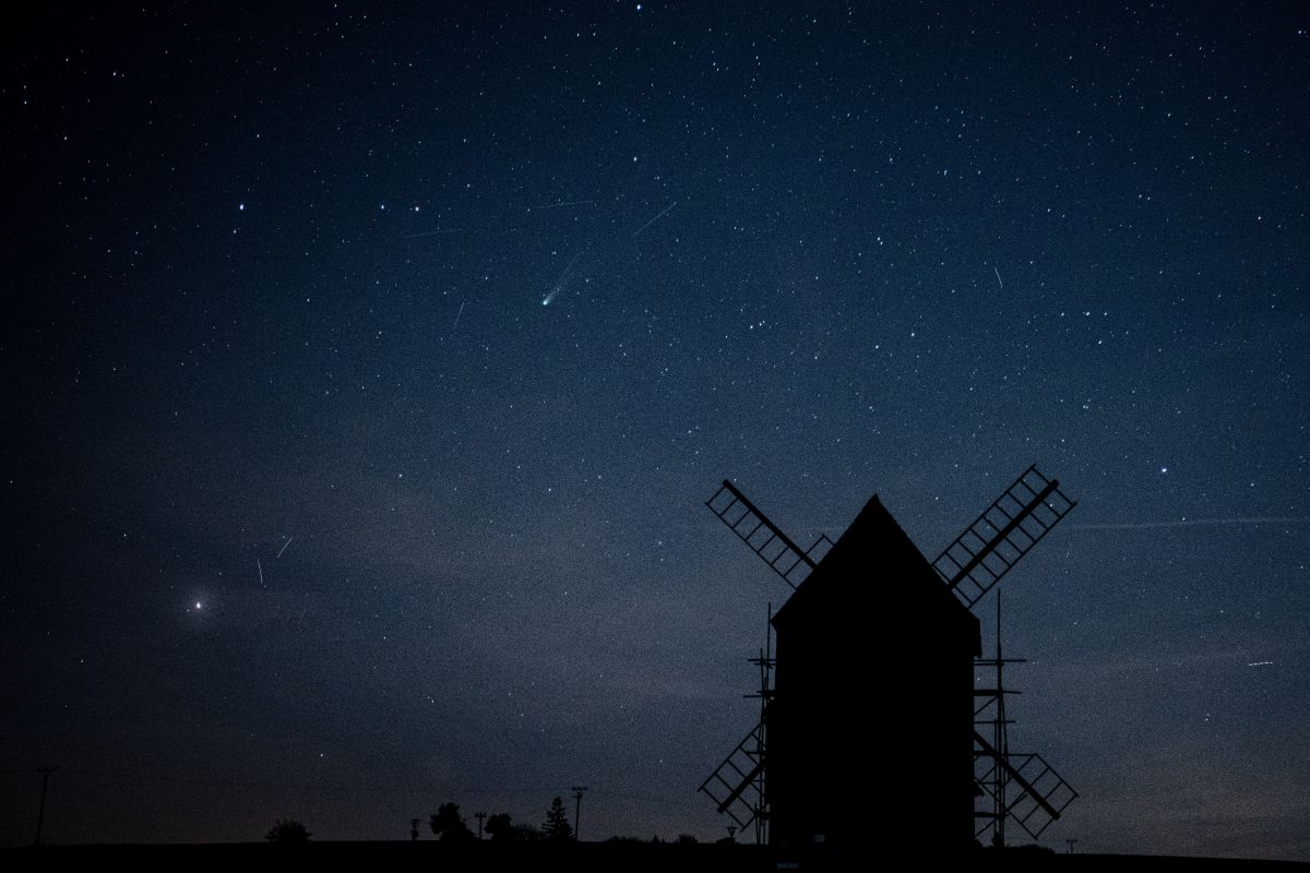 三日月と「一生に一度」のレモン彗星、スワン彗星が共演 最後の観測