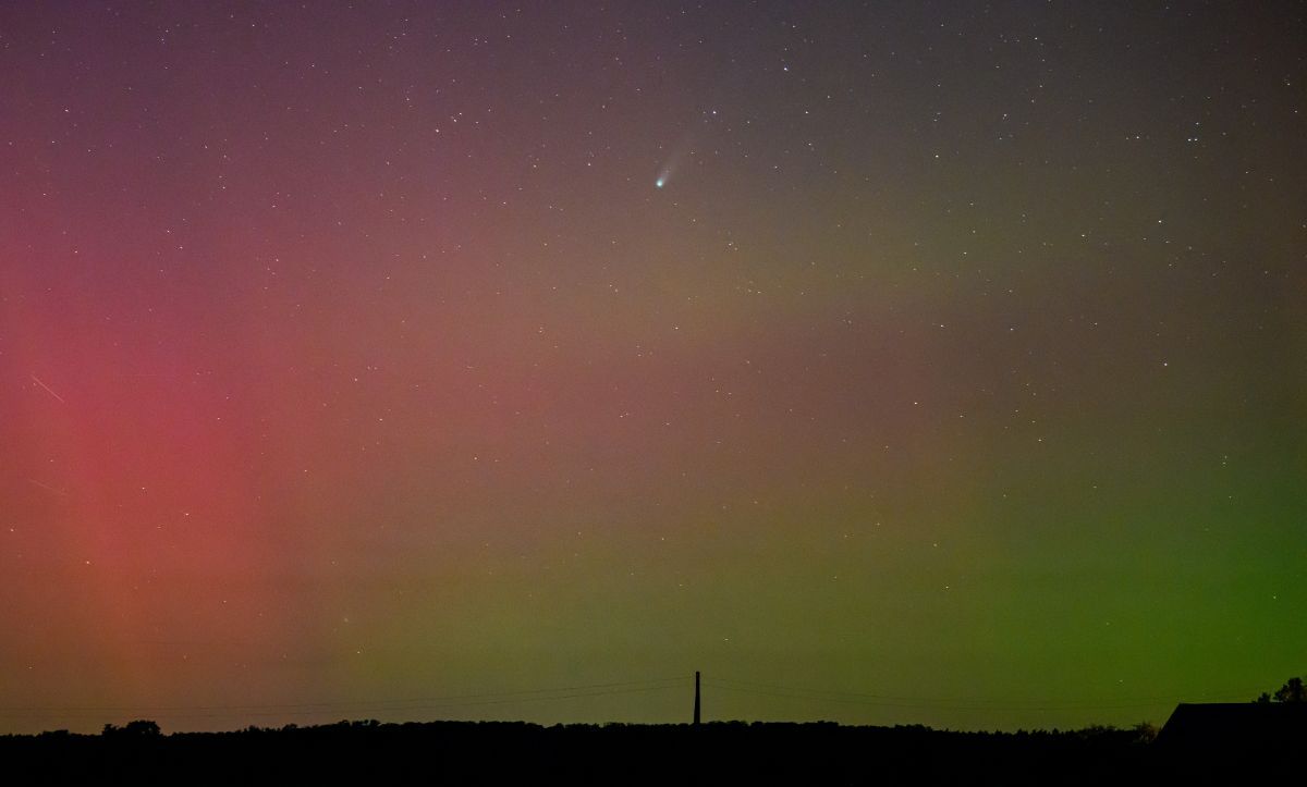 ドイツ北東部ブランデンブルク州リーツェンで、2025年10月18日に撮影されたレモン彗星（C/2025 A6）とオーロラ（Patrick Pleul/picture alliance via Getty Images）