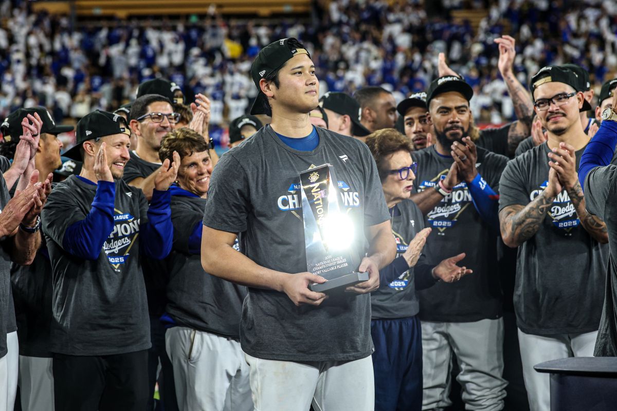 MLBナ・リーグ優勝決定シリーズで最優秀選手賞（MVP）を受賞し、チームメイトの祝福を受けるロサンゼルス・ドジャースの大谷翔平。2025年10月17日、米カリフォルニア州ロサンゼルスのドジャー・スタジアムで（Robert Gauthier/Los Angeles Times via Getty Images）