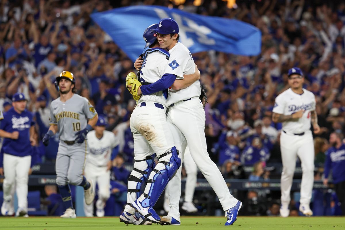 MLBナ・リーグ優勝決定シリーズ第4戦でミルウォーキー・ブルワーズを破り、互いをたたえ合うロサンゼルス・ドジャースの佐々木朗希と捕手ウィル・スミス。2025年10月17日、米カリフォルニア州ロサンゼルスのドジャー・スタジアムで（Rob Leiter/MLB Photos via Getty Images）