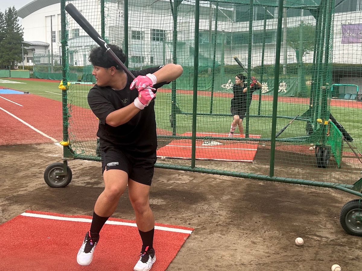 妹の秋羽（しゅう）と一緒に母校・花巻東高校で練習する佐々木麟太郎。（提供：ナイスガイ・パートナーズ社）