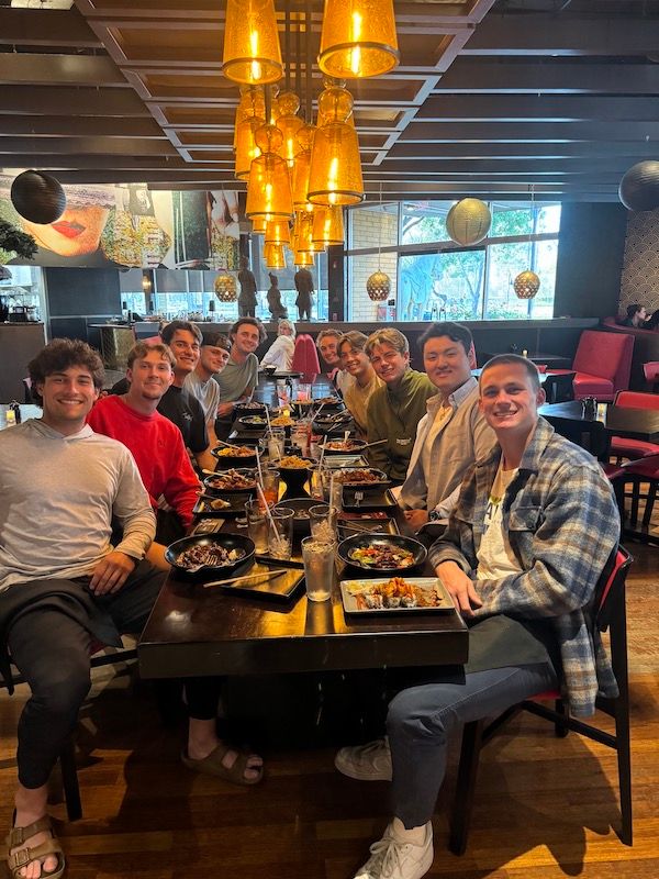 二十歳の誕生日は、スタンフォードのチームメイトたちが祝ってくれた。（本人のインスタグラムより）