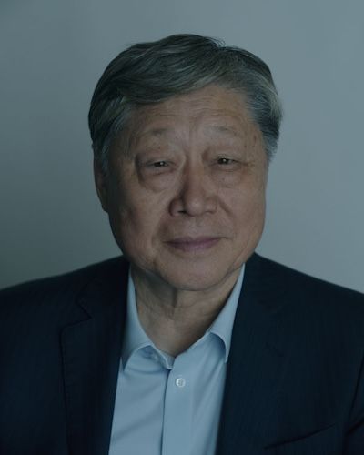 張瑞敏（チャン・ルエミン）◎ハイアールの創業者であり、経営モデル「人単合一」の提唱者。倒産寸前の冷蔵庫工場を世界的な企業に育てた。2023年、世界 で最も影響力のある経営思想家ランキング「Thinkers50（シンカーズ・フィフティー）」で「Lifetime Achievement Award（生涯功労賞）」を受賞。25年7月には、サンマリノ共和国最高栄誉のひとつ「聖アガタ騎士団勲章」を授与された。現在はハイアールグループの名誉会長を務める。